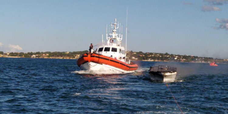 Piccola imbarcazione in fiamme al porto di Siracusa: illesi i tre occupanti