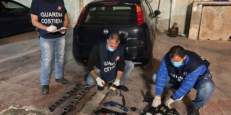 Pescatori subacquei in località Asparano, sanzionati dalla Guardia Costiera