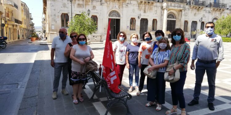 Floridia. In protesta gli addetti ai servizi mensa e pulizia scolastica, Filcams Cgil a fianco dei lavoratori