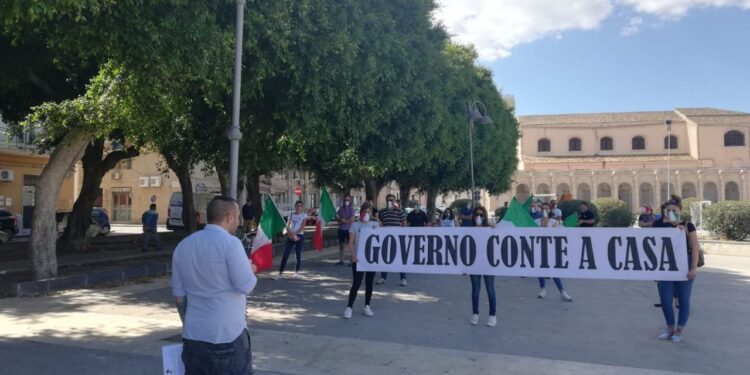 Mascherine tricolori: sesto sabato in Piazza Santa Lucia a Siracusa