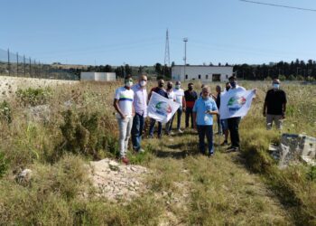 Sit in di Siracusa Protagonista e Prima Siracusa davanti l’area attendamenti e containers e COC della Protezione Civile