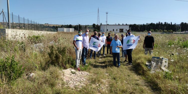 Sit in di Siracusa Protagonista e Prima Siracusa davanti l’area attendamenti e containers e COC della Protezione Civile