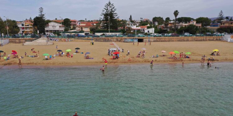 Noto. Spiagge libere, è partito oggi li servizio assistenza bagnanti