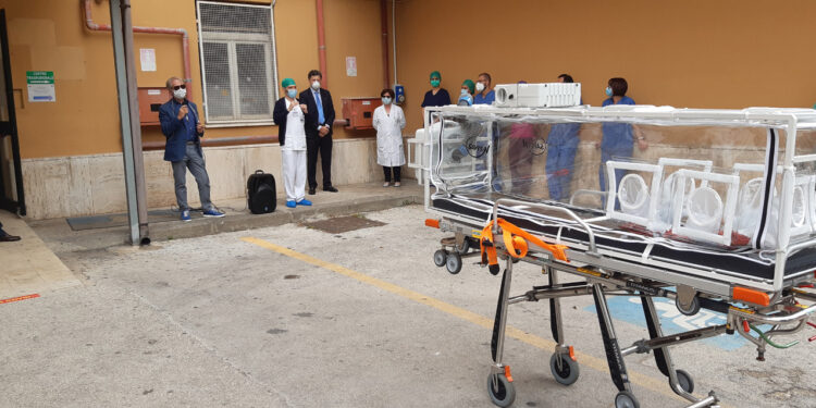 Una barella di biocontenimento per il Covid di Siracusa: ieri la cerimonia di consegna