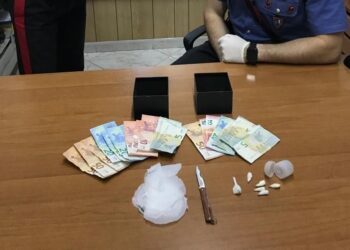 Rosolini. Sottoposto agli arresti domiciliari, deteneva droga in casa