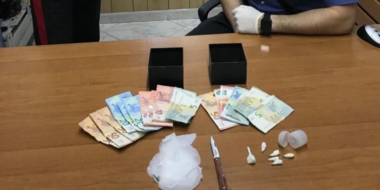 Rosolini. Sottoposto agli arresti domiciliari, deteneva droga in casa