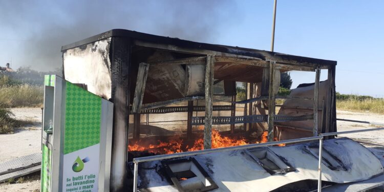 In fiamme l’isola ecologica di Testa dell’Acqua, Roma Costruzioni Srl: “atto che lascia perplessi”