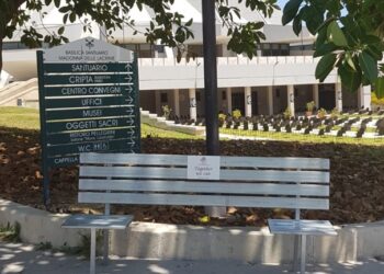 Siracusa. Benedetta la prima panchina anticovid al Santuario della Madonna delle Lacrime