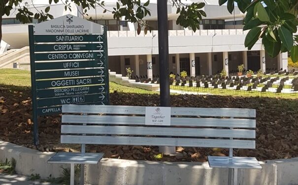 Siracusa. Benedetta la prima panchina anticovid al Santuario della Madonna delle Lacrime