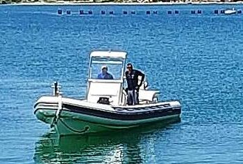 Poliziotti e finanzieri recuperano e riconsegnano al proprietario un gommone