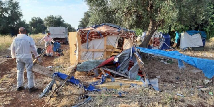 Cassibile. Via le baraccopoli, il sindaco Italia: “Nessun essere umano merita di vivere in queste condizioni”