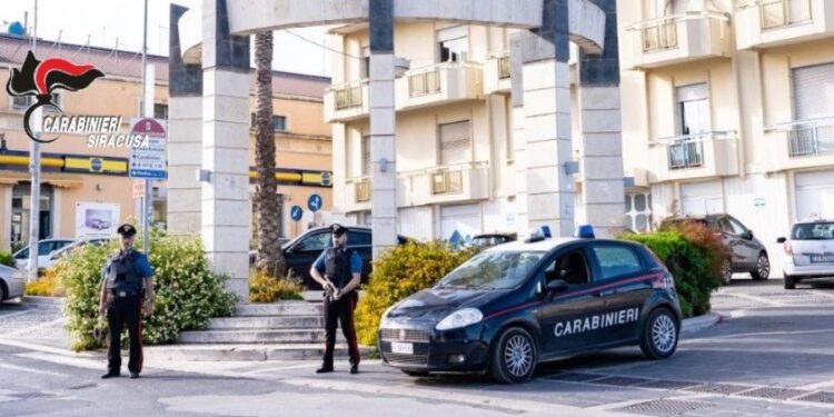 Rosolini. Giovani sorpresi dai Carabinieri a rubare carrube: un arresto e una denuncia in stato di libertà