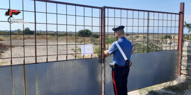 Villasmundo. I Carabinieri sequestrano una discarica abusiva e denunciato un uomo