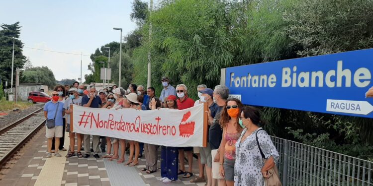 Siracusa. “Non perdiamo questo treno”, manifestazione e petizione online per la fermata a Fontane Bianche