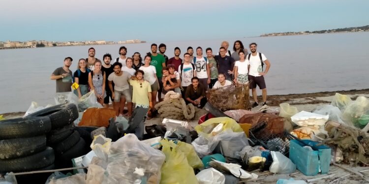 Siracusa. Volontari hanno ripulito la riserva Ciane Saline
