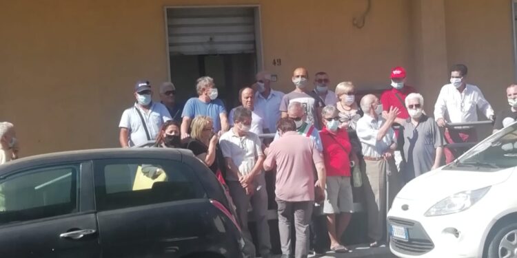 Villasmundo, stamane protesta all’ufficio postale