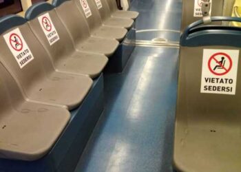 Coronavirus, da oggi stop al distanziamento su autobus e treni