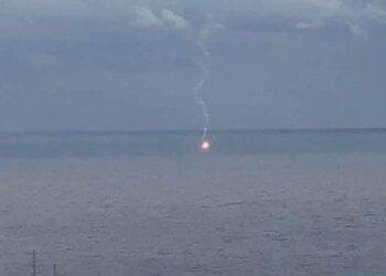 Razzi rossi lanciati dal mare: la Guardia Costiera di Portopalo trae in salvo tre diportisti