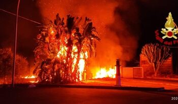 Siracusa. Incendio ieri sera in via Elorina, in fiamme rifiuti e sterpaglie