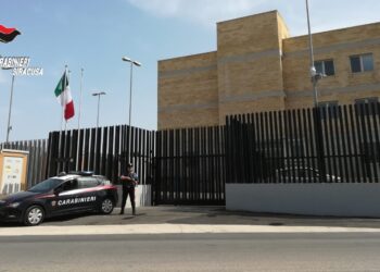 Augusta. Colpisce i genitori con calci e pugni, arrestato un 42enne