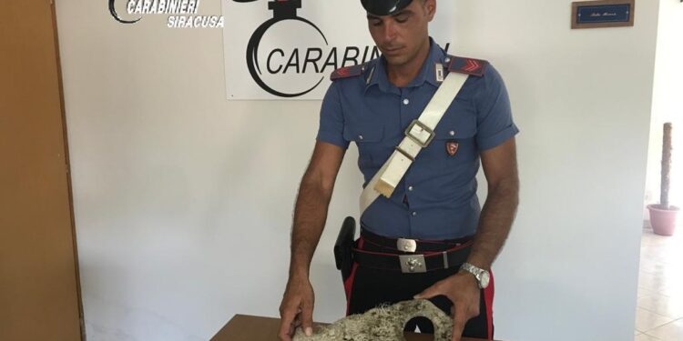 Pachino. Carabiniere rinviene durante immersione subacquea un’ancora in pietra