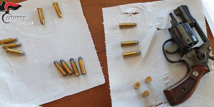 Siracusa. In auto con pistola e munizioni, arrestato un uomo