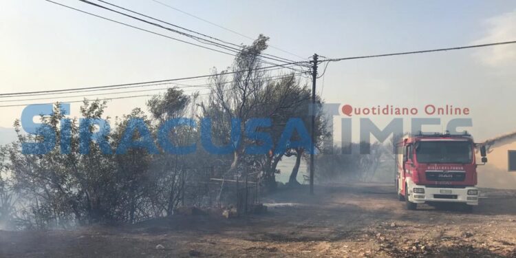 Lido Noto. Vasto incendio coinvolge anche alcune abitazioni