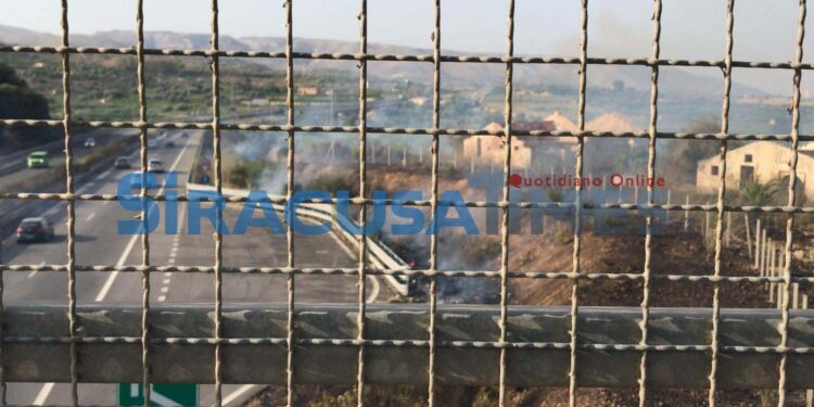 Lido Noto. Vasto incendio coinvolge anche alcune abitazioni