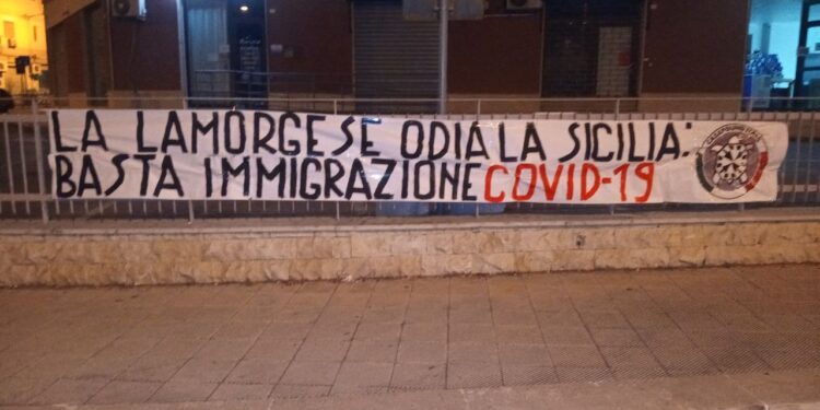 “Basta immigrazione”, lo striscione di CasaPound a Siracusa e Noto a sostegno dell’ordinanza di Musumeci