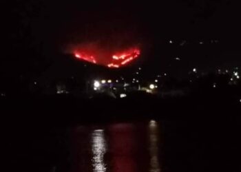 In fiamme ettari di territorio ibleo, vasto incendio tra Avola antica e Noto