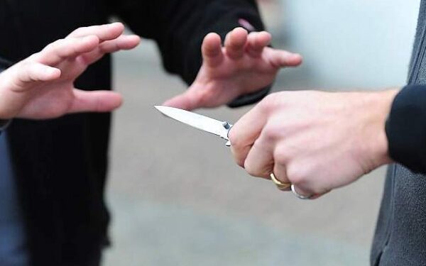 Siracusa. Donna armata di coltello minacciava i passanti