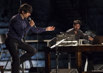 Aiace al Teatro Greco di Siracusa, pubblico in piedi per Luigi Lo Cascio e G.U.P. Alcaro