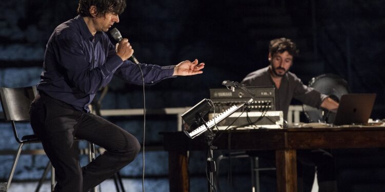 Aiace al Teatro Greco di Siracusa, pubblico in piedi per Luigi Lo Cascio e G.U.P. Alcaro