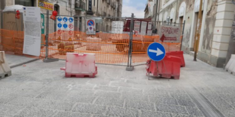 Siracusa. Via Crispi, Vinciullo e Marino: “arrivano altri 138 mila euro ma la strada è ancora chiusa”