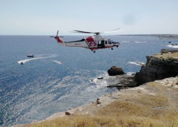Siracusa. Uomo in difficoltà sugli scogli, soccorso dalla Guardia Costiera