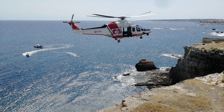 Siracusa. Uomo in difficoltà sugli scogli, soccorso dalla Guardia Costiera