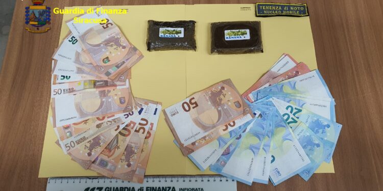 Rosolini. Le Fiamme Gialle sequestrano 2 panetti di hashish e denaro