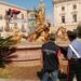 Siracusa. Turisti danneggiano la fontana di Diana mentre fanno il bagno
