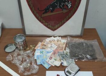 Siracusa. Marijuana nascosta nel portaoggetti dell’auto e in casa, in manette un 54enne