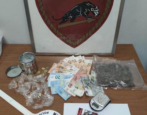 Siracusa. Marijuana nascosta nel portaoggetti dell’auto e in casa, in manette un 54enne