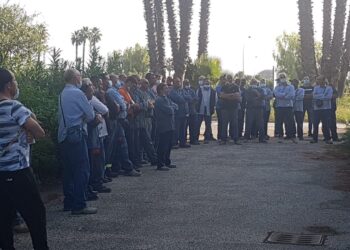 Siracusa. Negato il diritto a svolgere un’assemblea sindacale: lavoratori fuori dagli stabilimenti
