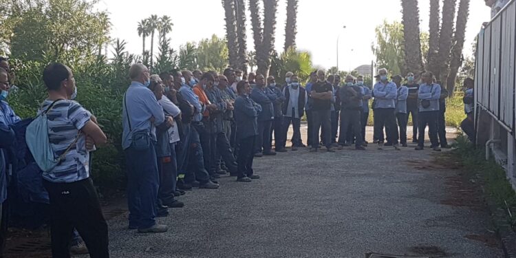 Siracusa. Negato il diritto a svolgere un’assemblea sindacale: lavoratori fuori dagli stabilimenti