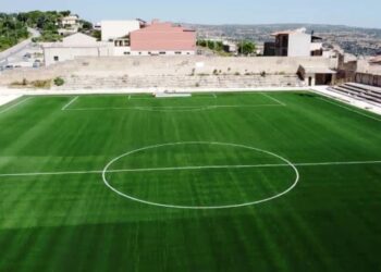 Canicattini Bagni. Lo storico campo di calcio con il nuovo terreno in erba sintetica pronto al debutto nel campionato di promozione