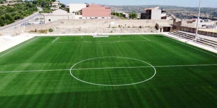 Canicattini Bagni. Lo storico campo di calcio con il nuovo terreno in erba sintetica pronto al debutto nel campionato di promozione