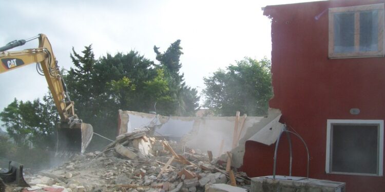 Abusivismo edilizio, demolita costruzione in traversa Taverna