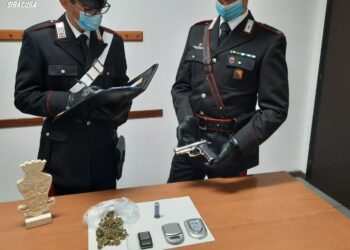 Canicattini Bagni. Droga e arma illegale in casa: arrestato un 32enne
