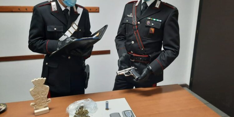 Canicattini Bagni. Droga e arma illegale in casa: arrestato un 32enne