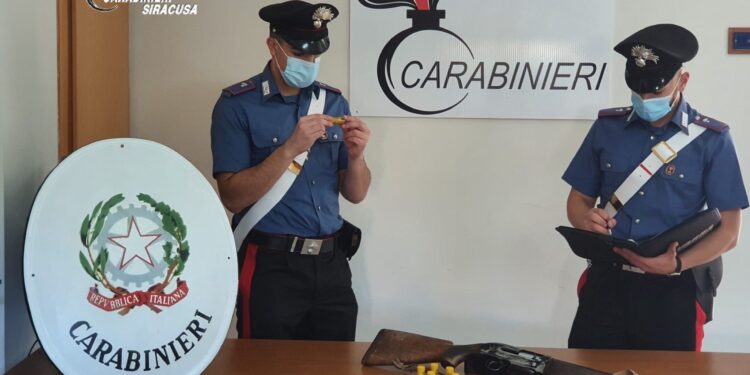 Pachino. Trovato in possesso di fucile con matricola abrasa e cartucce: arrestato