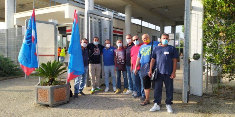 Vertenza Demont Srl, Ulim Siracusa e il lavoratore Corrado Palma presidiano l’ingresso dell’azienda