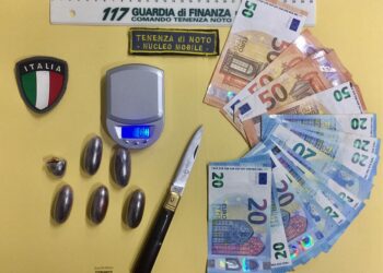 Hashish, contanti e coltelli: nei guai un ventenne di Rosolini